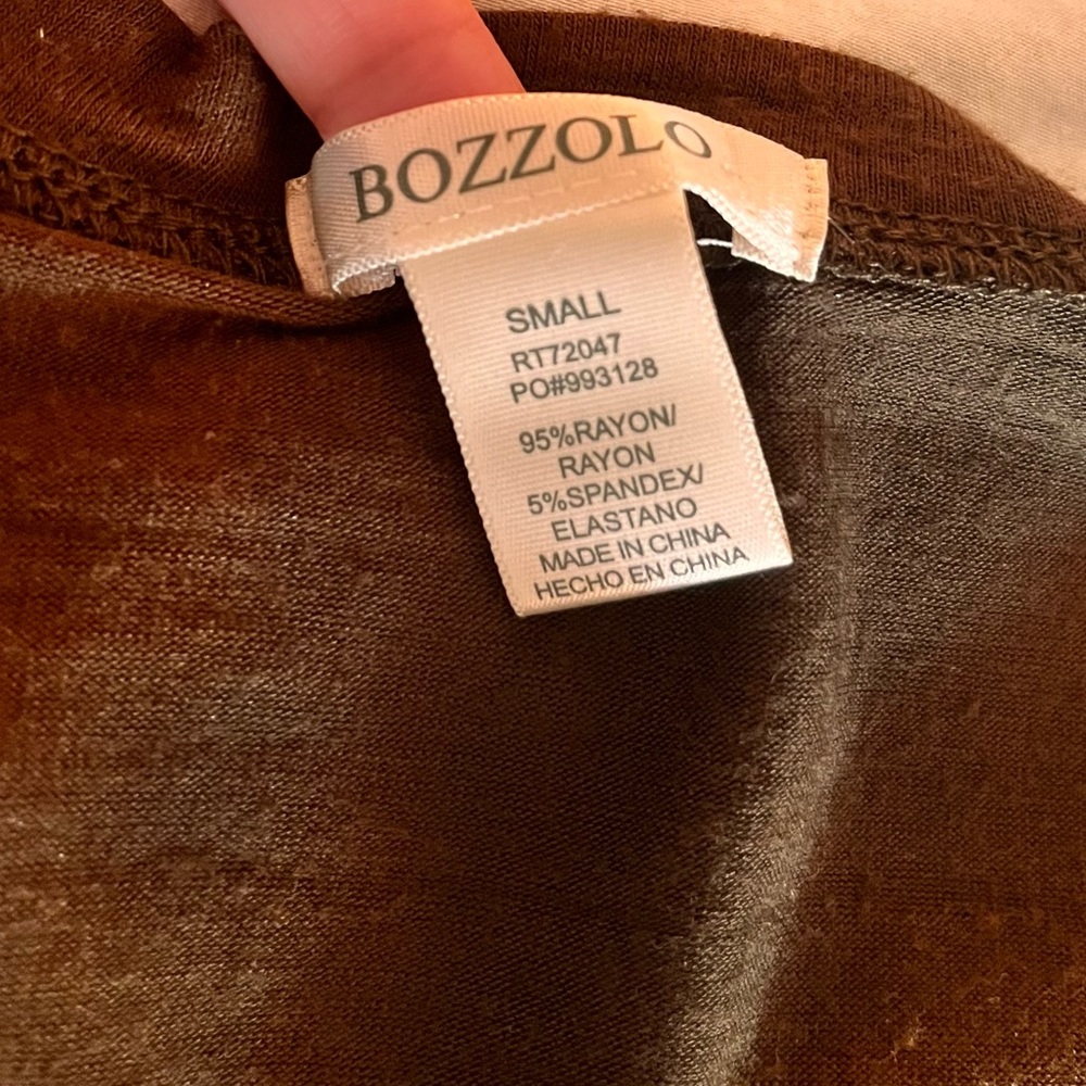 V-Neck Cropped Top - Picture 2 of 3